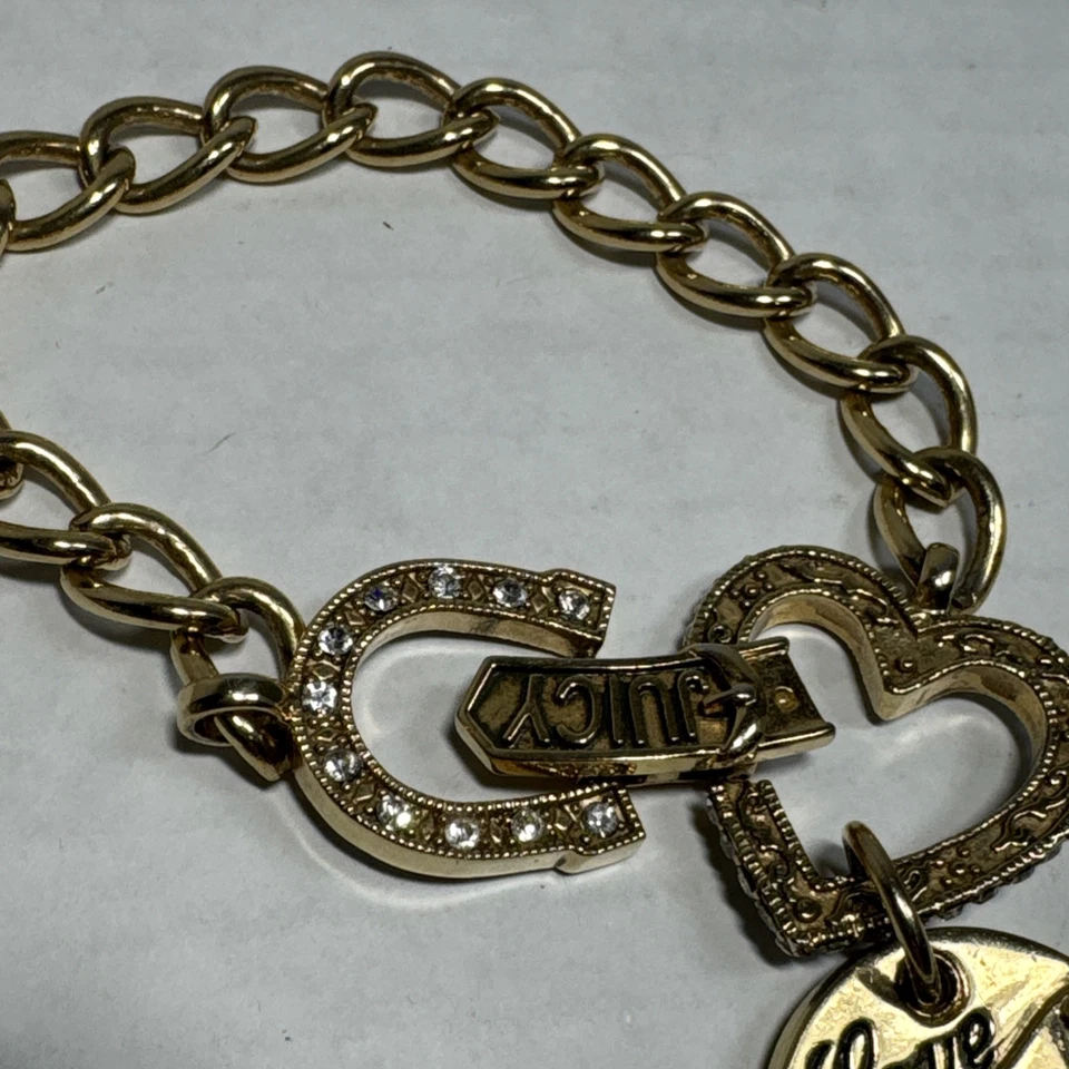 PULSERA JUICY COUTURE DAMA SUERTE “DAMA JUICY AMOR SUERTE” TONO DORADO CRISTALES ENCANTO Foto 3 de 4