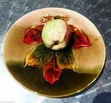 TROMPE L OEIL BARBOTINE EN HAUT RELIEF A LA POMME ASSIETTE EN FAÏENCE 