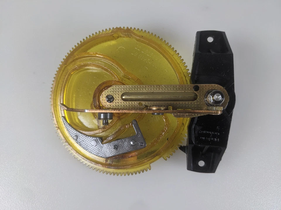 Piezas vintage Perpetuum Ebner PE 3048: engranaje, logotipo, carcasa, palancas, rueda loca y más Foto 2 de 4