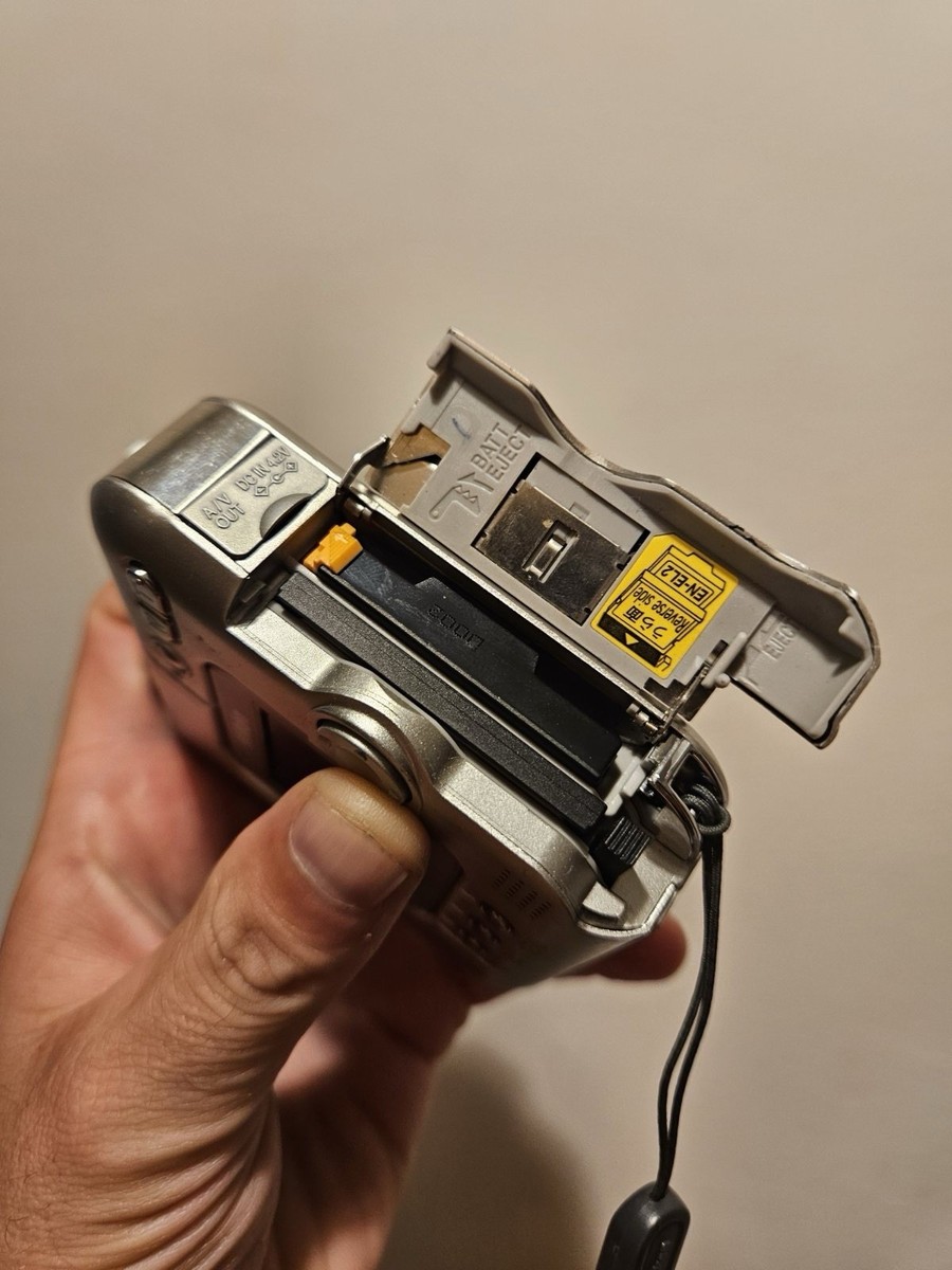 RARE Nikon COOLPIX SQ 3.1MP 3x Zoom Digital Camera FULL SET