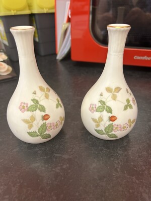 Schöne Wedgwood Bone China ''Wild Strawberry'' Knospe/Einstiel Vase Höhe 13,5 cm