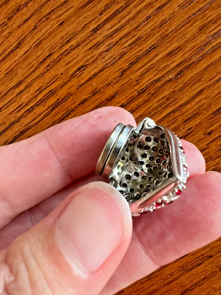 Broche coração bandeira EUA prata esterlina vermelho branco azul cristais Victoria Wieck - Imagem 4 de 4