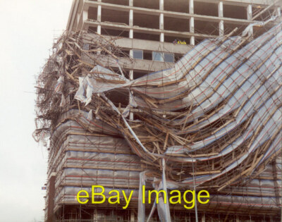 Foto 6x4 Bildunterschrift Wettbewerb? Ingenieure vermessen den Schaden am Gerüst um 2000