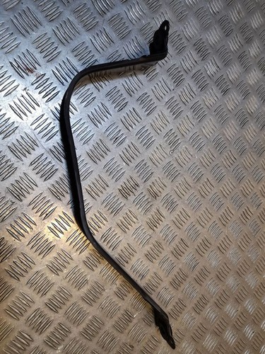 Fuel tank mounting bracket