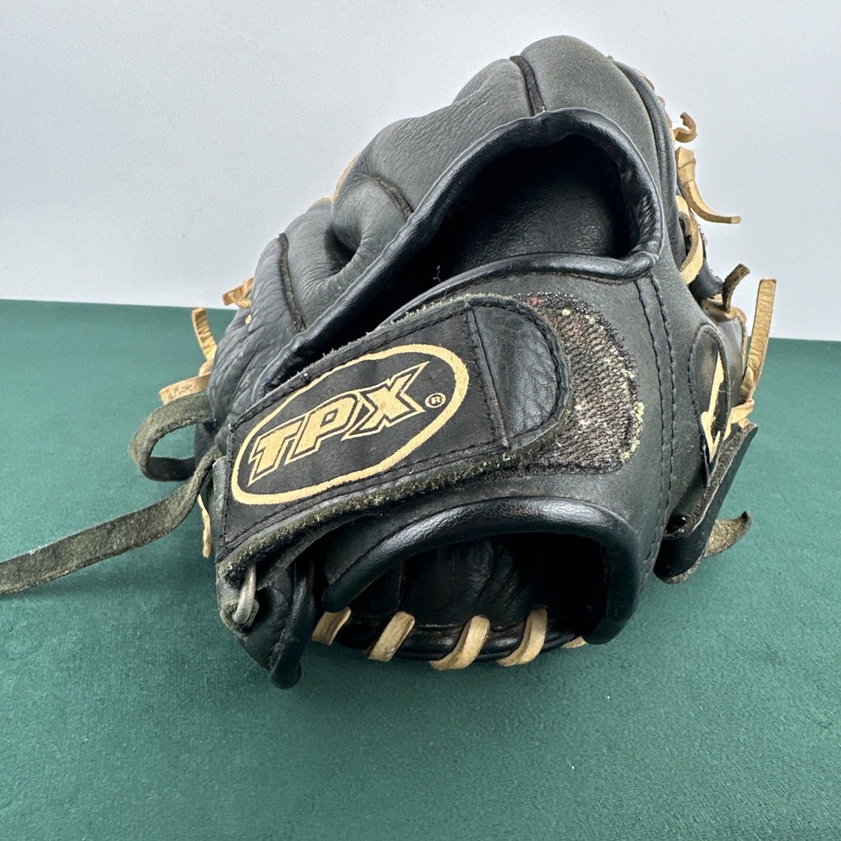 Louisville Slugger TPX1153H 11.5” TPX Hoss Series Pro Pattern