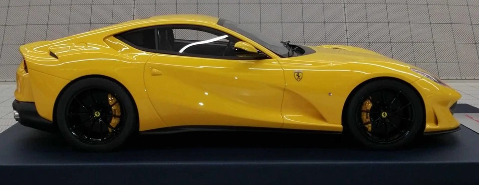 LookSmart Ferrari 812 SUPERFAST Ena Gialla Auto In Scala 1/18 - Immagine 4 di 4