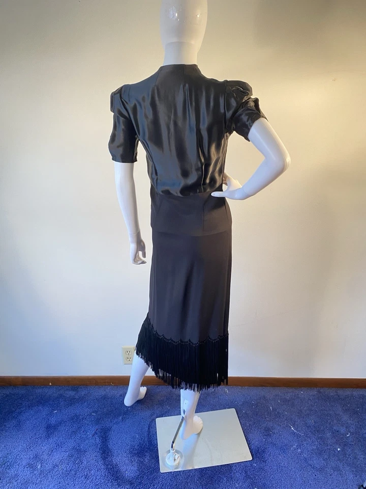 Vestido de cóctel vintage negro satinado y crepé con flecos con cremallera frontal Top años 30 Foto 4 de 4