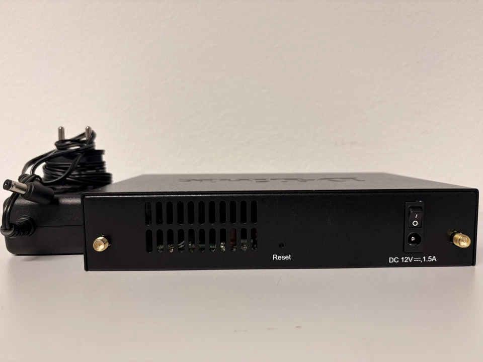 2x D-Link DSR-250N Wireless N Services Router – VPN / Gigabit – mit Netzteilen - Bild 3 von 3