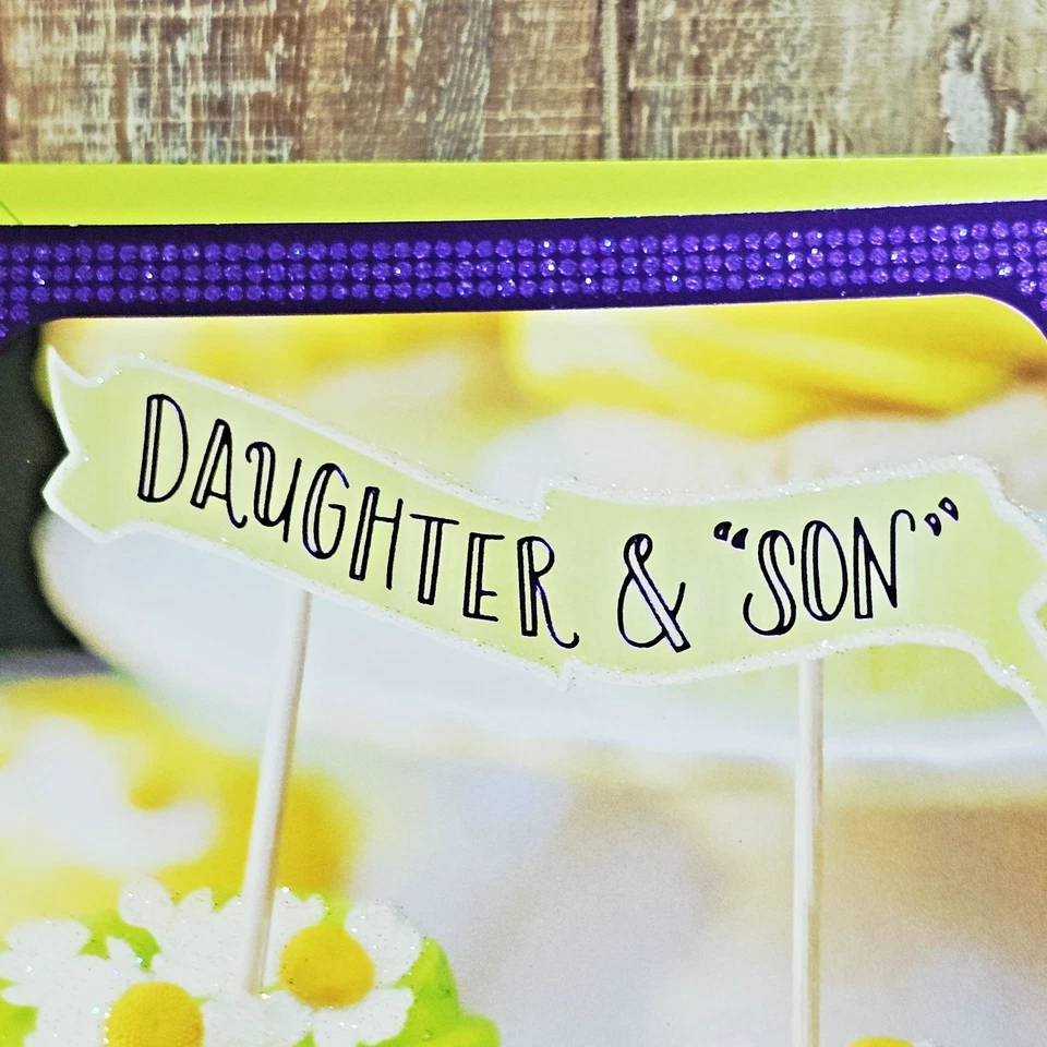 Пасхальная поздравительная открытка Hallmark для дочери и зятя фиолетовые кексы - Изображение 2 из 4