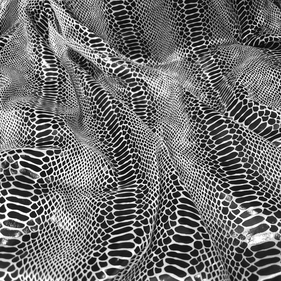 Black on White Exotic Dragon Scames Black Foil on White Crushed Ice Velvet 4 vias - Imagem 3 de 4