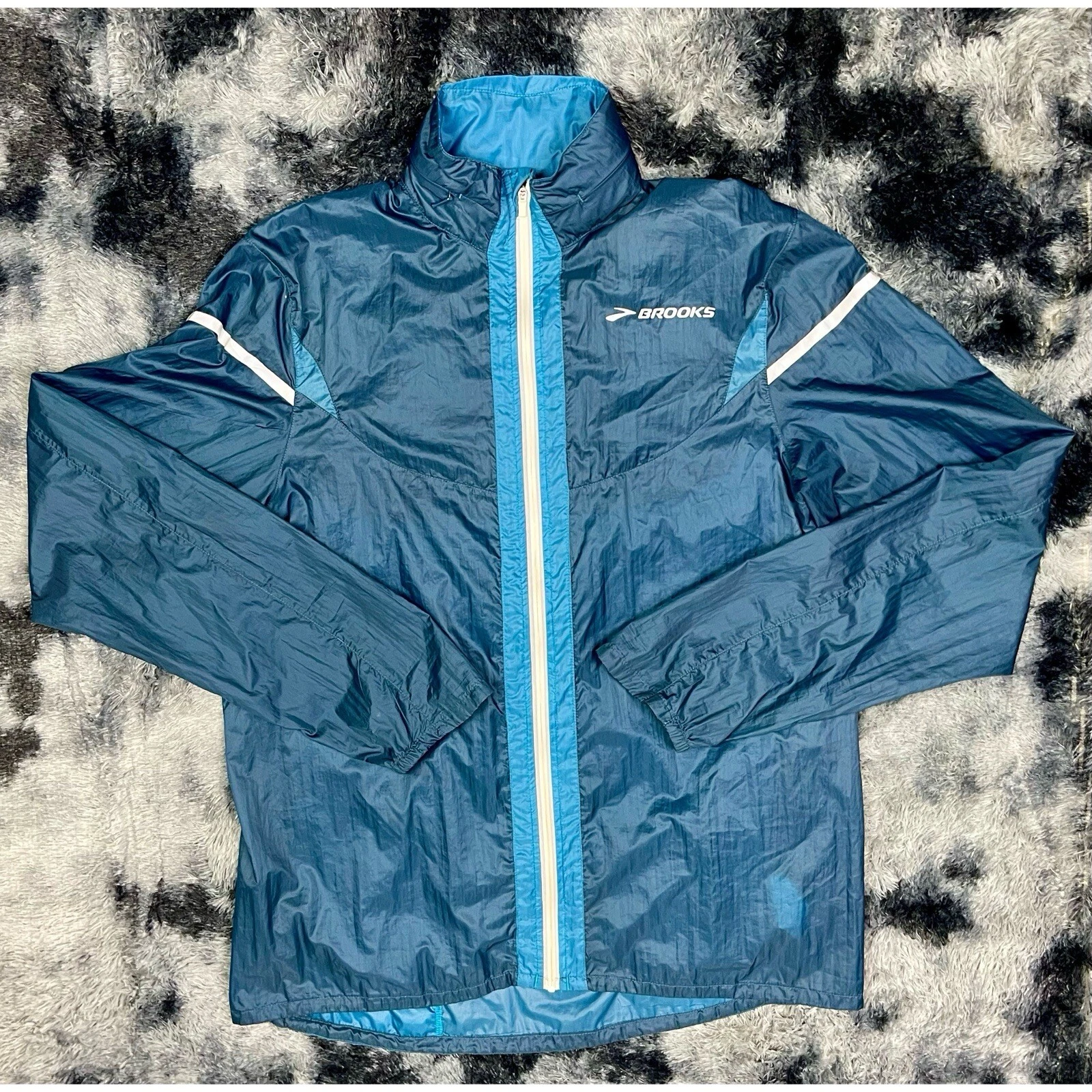 Brooks Blue Lightweight Collapsable Hooded Windbreaker Men's Size M