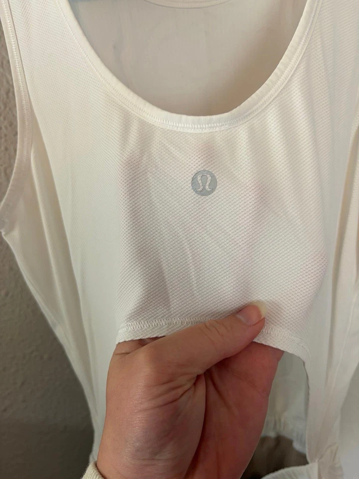 Беговой комбинезон Lululemon с открытой спиной 3 дюйма белый. Лучше всего подходит для 6. $138 розничная цена. - Изображение 4 из 4