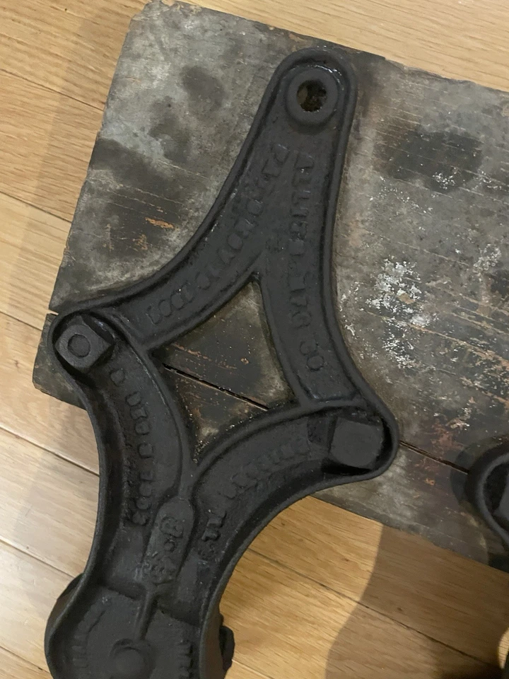 Juego Vintage Allith Reliance No. 2 perchas de puerta de granero rodillos herrajes hierro fundido EE. UU. Foto 4 de 4