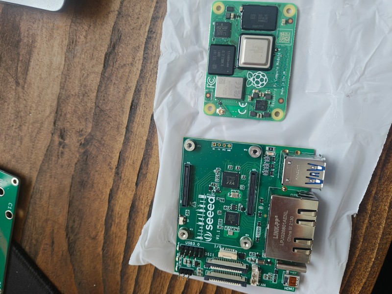 Raspberry PI CM4 4GB RAM 32GB EMMC with Wireless Seeed Studio mini router