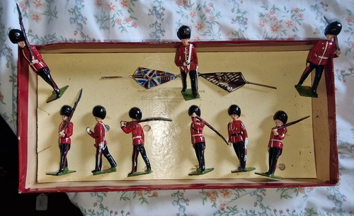 BRITAINS HOLLOWCAST SET NO.2084 COLOUR PARTY OF THE SCOTS GUARDS Painted Metal - Picture 5 of 7