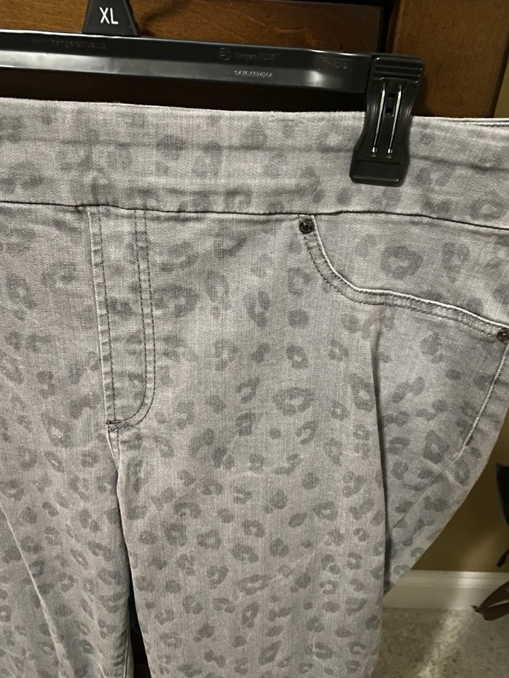 Chico’s Pull On Jeggings 2.5 14 Gray Animal Print Denim Jeans Chicos - Image 3 of 4