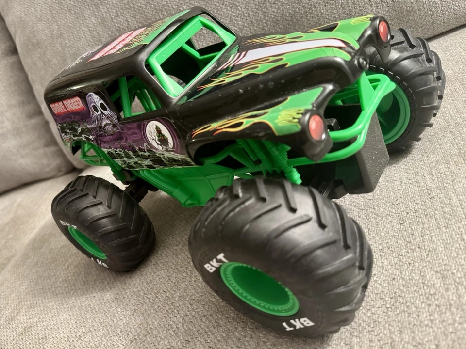 Monster Jam Grave Digger RC Truck Spin Master BKT Tires w/Remote 66801 Tested - Image 2 of 4
