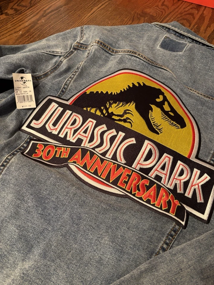 НОВАЯ джинсовая куртка Universal Studios Jurassic Park к 30-летию для взрослых S - Изображение 2 из 4