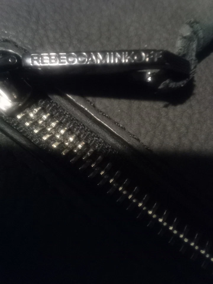 Rebecca Minkoff 深灰色麂皮绒斜挎包带条纹编织手柄 — 第 4/4 张图片