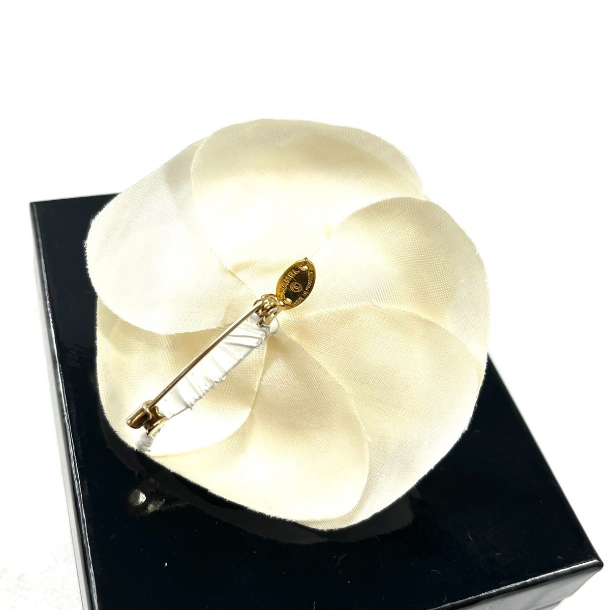 CHANEL サテン　カメリア CHANEL Camellia Flower Brooch Corsage Satin Box Beige White