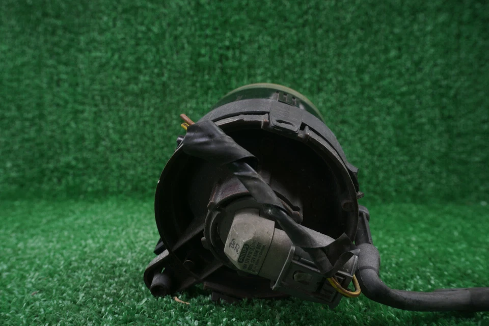 2001 2002 2003 2004 2005 2006 BMW 325ci RIGHT PASSENGER SIDE FOG LIGHT OEM  - Image 3 of 4