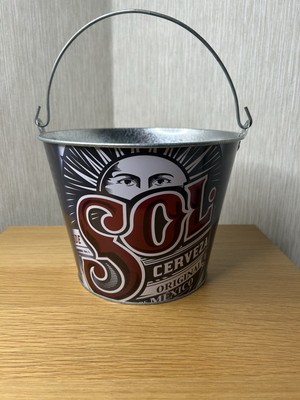 Eis-/Biereimer der Marke Cerveza Sol aus Metall mit Griff. 