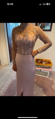 Das Abendkleid hat eine Größe 36. Es ist nur einmal getragen!