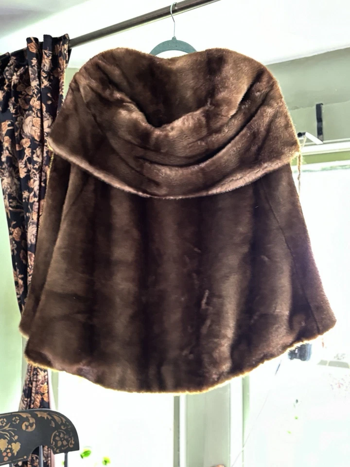 Chaqueta/capa de piel sintética marrón Calvin Klein con cuello Foto 2 de 3