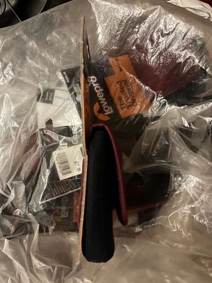 New Lowepro Dublin 20 camera case compact camera case maroon/black - Image 4 of 4