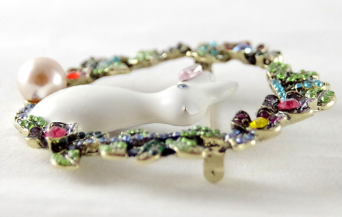 2.5" DESIGNER STYLE CRYSTAL RHINESTONE EASTER BUNNY RABBIT FLORAL WREATH BROOCH - Picture 12 of 16