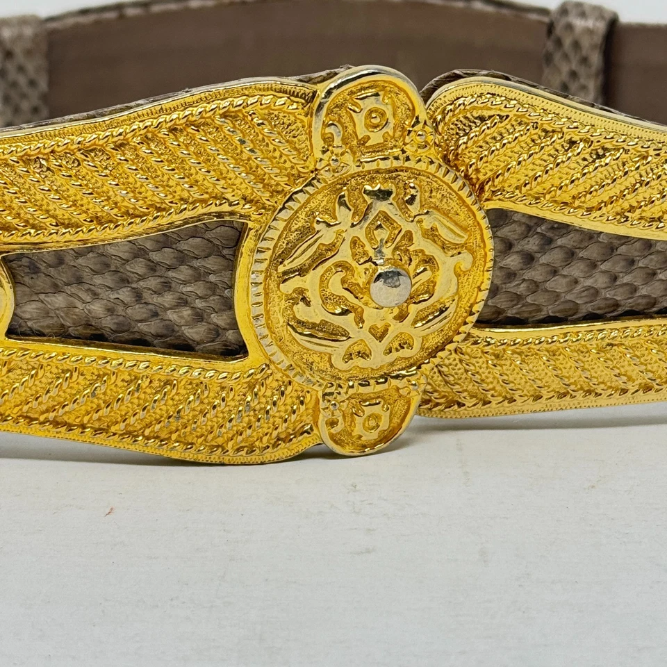 Cinturón De Colección Judith Leiber Taupe Piel de Serpiente Medallón Dorado Ajustable Foto 2 de 4