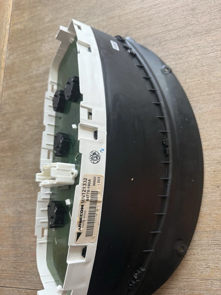 2004 MITSUBISHI Endeavor Speedometer Gauge Cluster OEM 153,273K Miles - Image 4 of 4