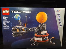LEGO 42179 - TECHNIC: Planet Earth and Moon in Orbit - New