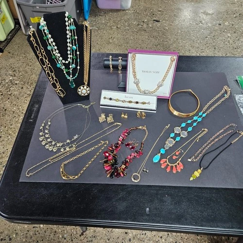 Vintage Costume Jewelry Lot gold tone – Necklaces Earrings Bracelet named Signed