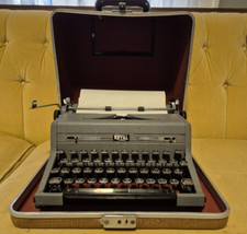VTG 1949 Royal Quiet De Luxe Gray Portable Typewriter w/case, Serial # A-1926309 thumbnail