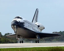 SPACE SHUTTLE ENDEAVOR LANDS ON THE RUNWAY AT KENNEDY - 8X10 NASA PHOTO (ZZ-094)