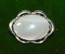 Vintage White Mother of Pearl Shell Silver Scalloped Edge Brooch Pin 2e 83