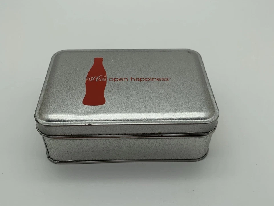 Caixa de lata colecionável de Coca-Cola prata retangular bugiganga lata 5 x 3,6 x 1,6 - Imagem 2 de 4