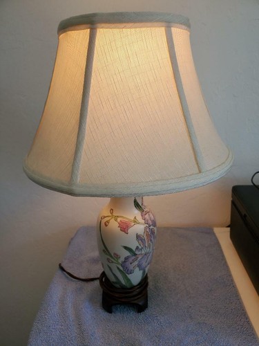 Tischlampe mit erhabenem Blumenmuster (Porzellan oder Keramik?) - Bild 6 von 7