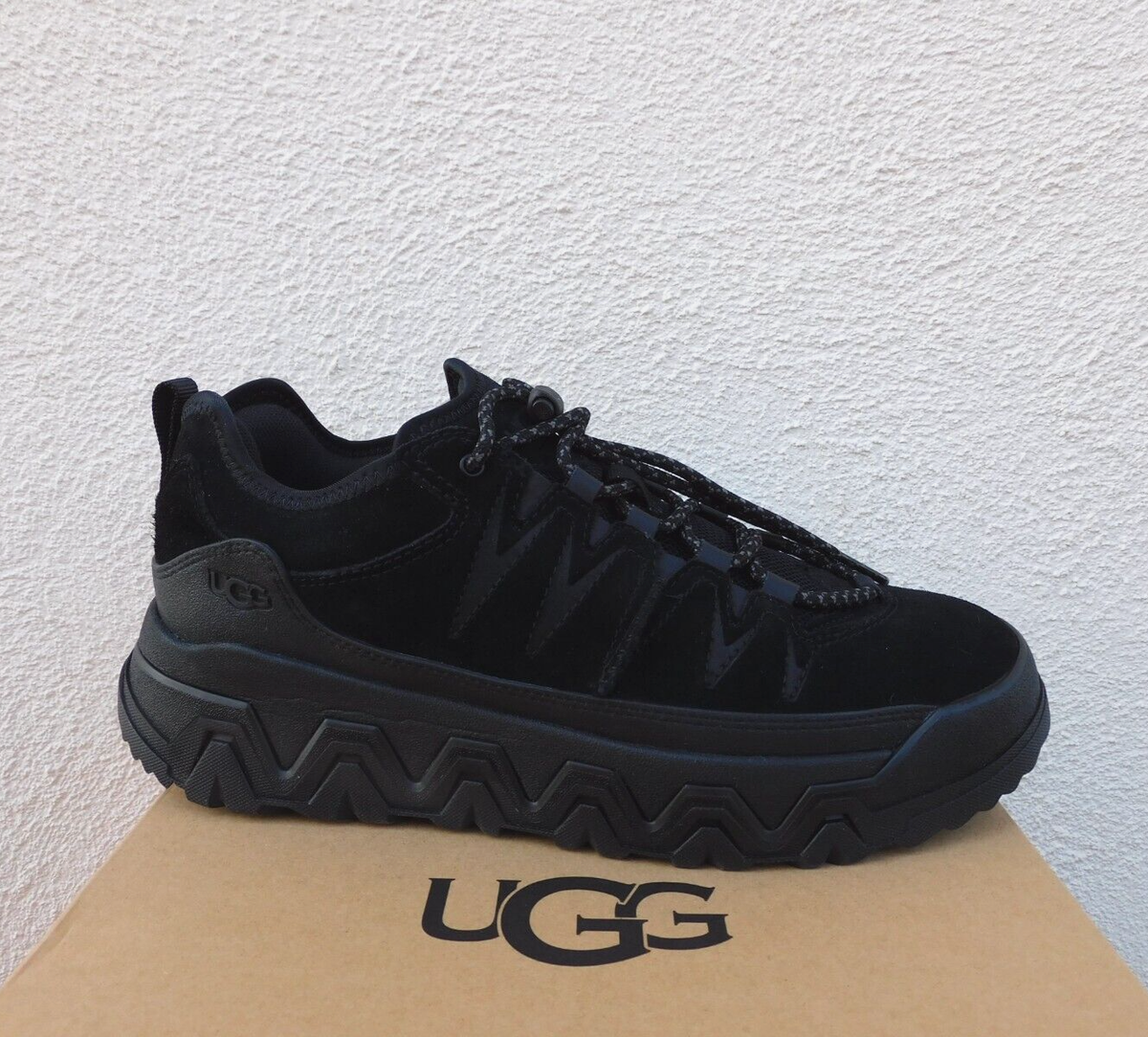 UGG CAPTRAIL LOW BLACK WATERPROOF SUEDE SHOES SNEAKERS, MEN US 7