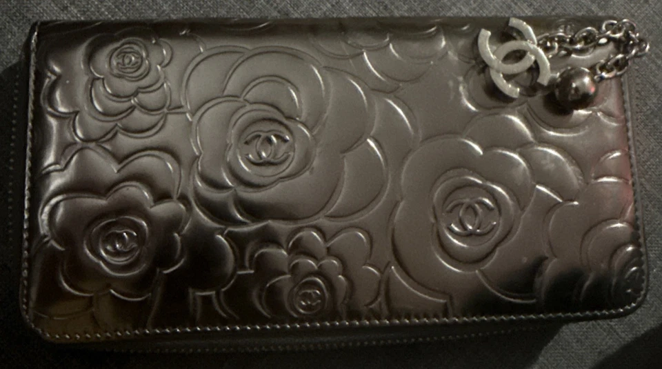 Auténtico estuche cosmético vintage Chanel metálico camelia logotipo CC -  Foto 2 de 4