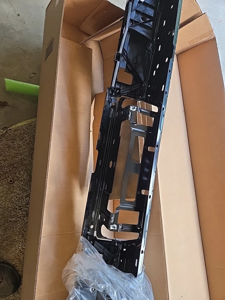 Barra frontal de parachoques trasero Nissan Titan 2020-2023. OEM. 85030-9fvoa Foto 2 de 4