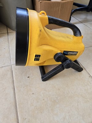 Cyclops 15 Million Candlepower 12V Handheld Rechargeable Hologen Spotlight 