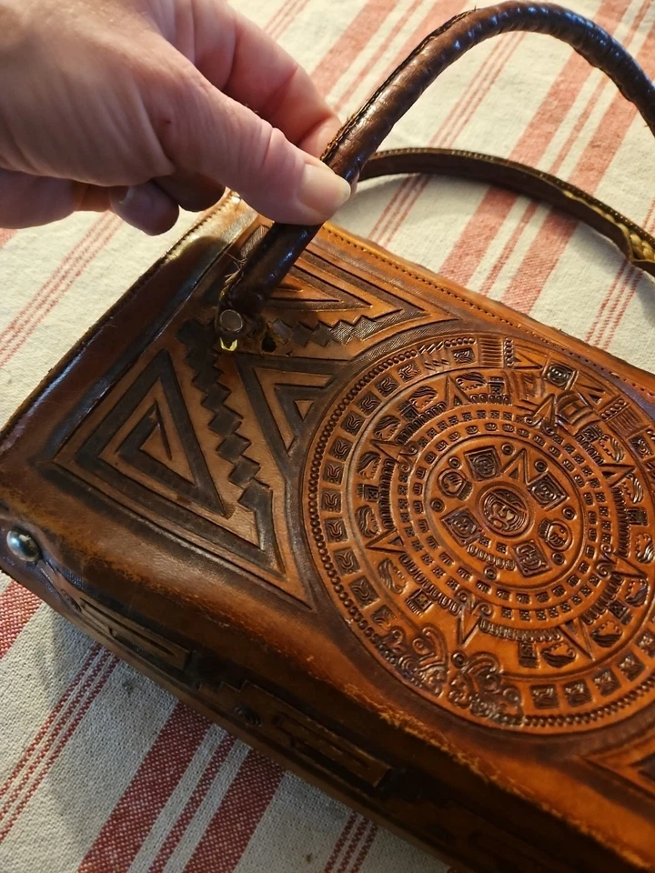 Bolso de mano de cuero genuino marrón mecanizado a mano de colección de los años 50 con diseño nativo americano, Foto 3 de 4