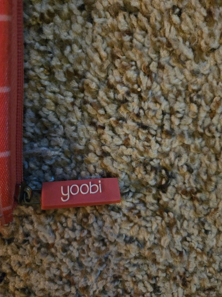 Lote de 8 bolsas de viaje/aseo que incluyen Schwarzkopf, Axe, Yoobi y Honey Love Foto 4 de 4