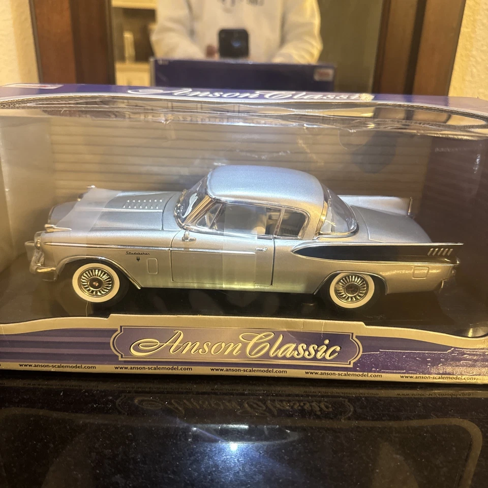 Vehículo Studebaker Golden Hawk 1957 plata colección Anson escala 1:18 NUEVO Foto 2 de 4