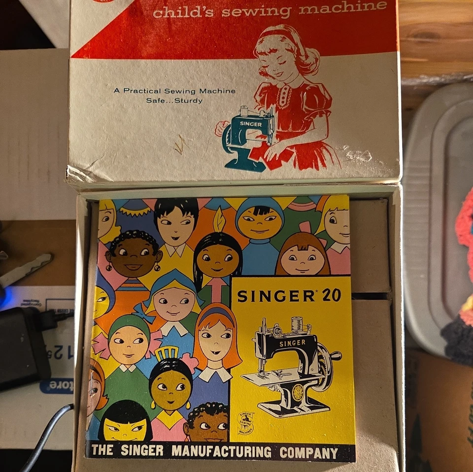 Máquina de coser de juguete infantil Singer modelo 20 abrazadera de caja coser práctico beige Foto 3 de 3