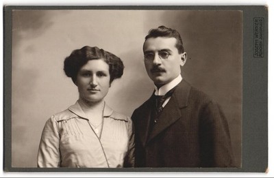 Fotografie Joseph Werner, München, Isartorplatz 2, Junges Paar im Sonntagsstaat 