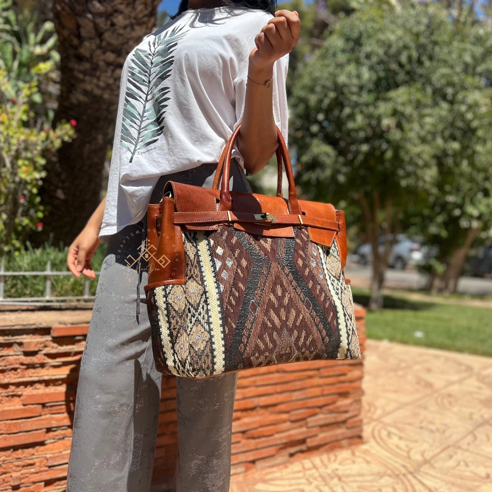 Bolso de hombro grande único de cuero con alfombra marrón para mujer Foto 4 de 4