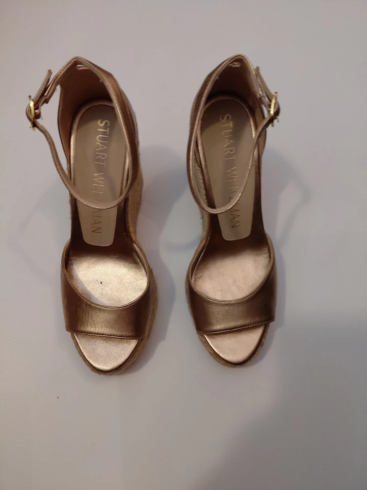 Sandalias Stuart Weitzman Peep Toe Plataforma Cuña Alpargata Dorado Talla 6 Correa para el Tobillo Foto 2 de 4